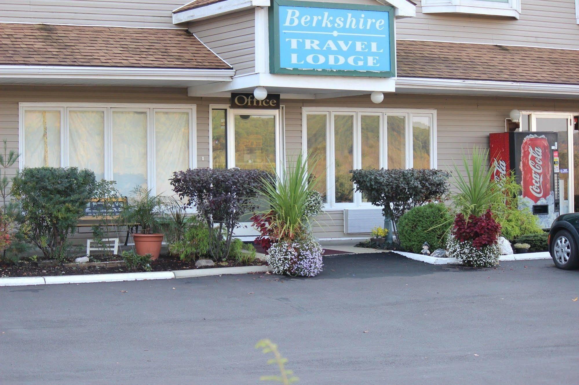 Berkshire Travel Lodge Canaan Exterior foto