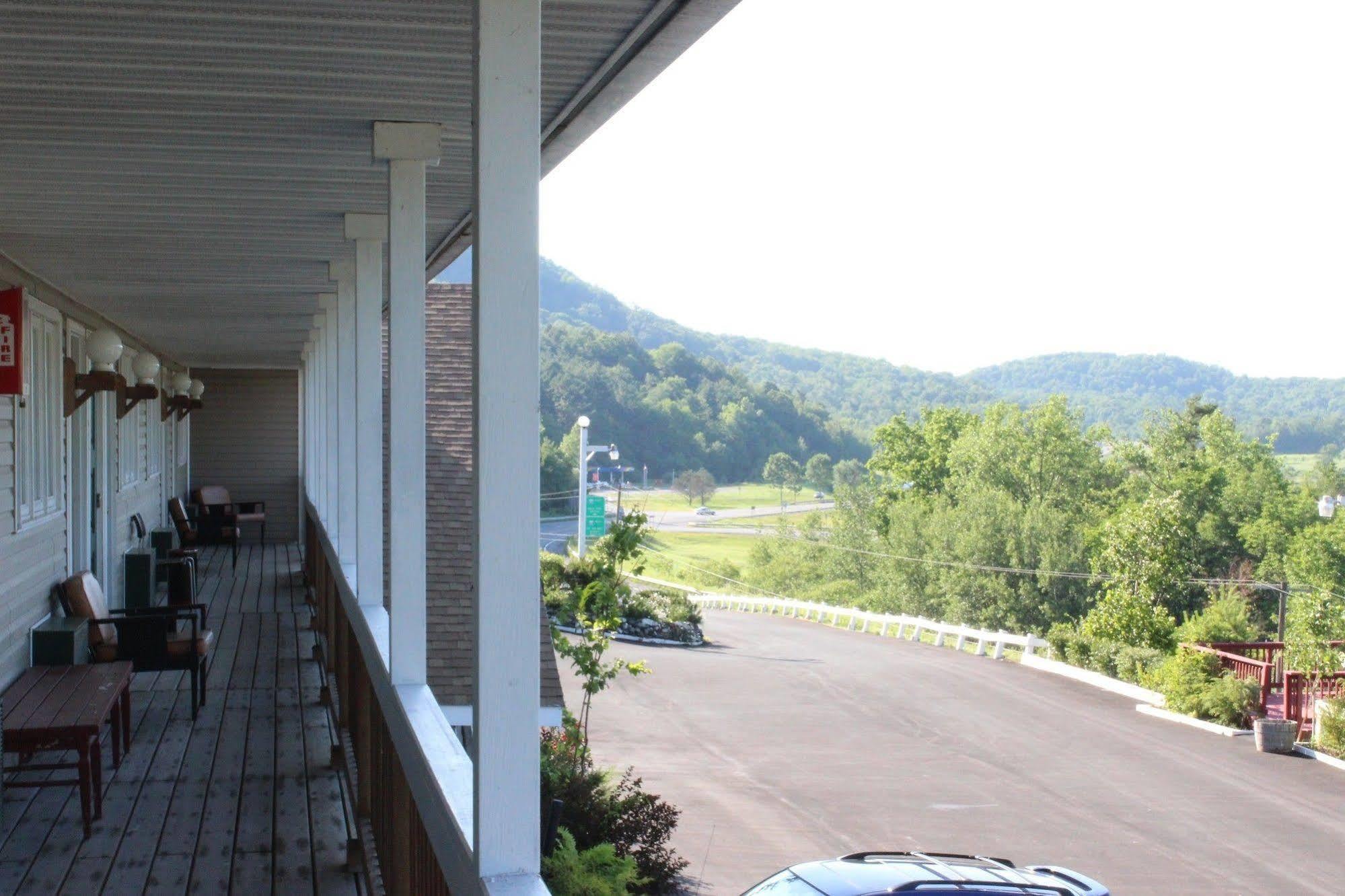 Berkshire Travel Lodge Canaan Exterior foto